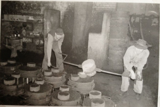 Manuelles Abgießen kleiner Pfanne im Jahr 1955